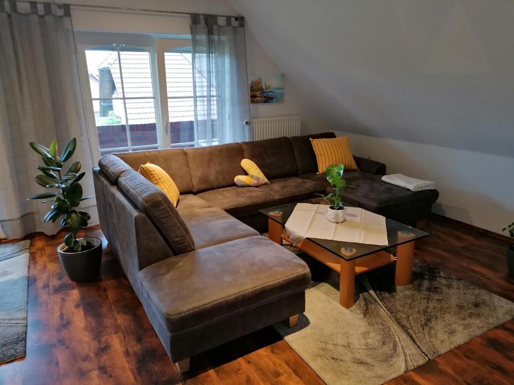 丁克拉格Apartment Grieshop的带沙发和咖啡桌的客厅