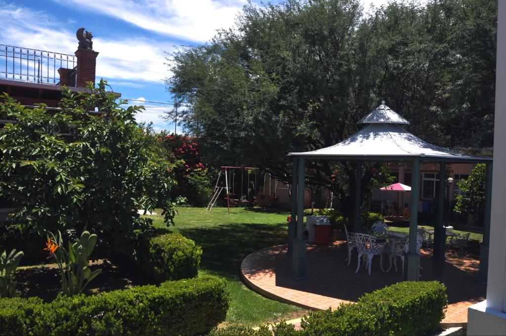 特基斯基亚潘Hotel El Mirador的一个带凉亭和游乐场的花园
