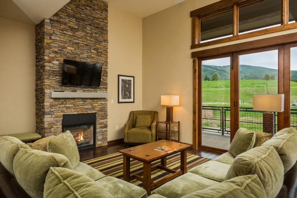 斯廷博特斯普林斯Trailhead Lodge 4100的客厅设有两张沙发和一个壁炉