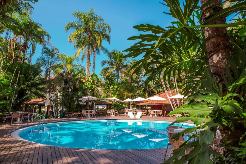 巴拉-沙希奥德亚萨伊酒店的棕榈树度假村的游泳池