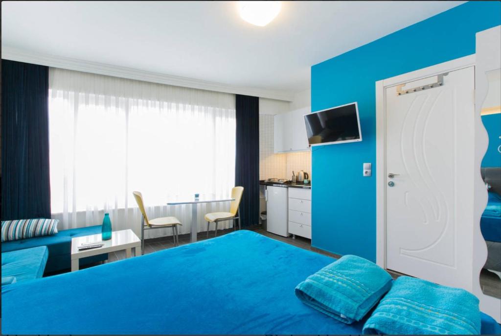 伊斯坦布尔Blue Apartments的蓝色的卧室设有蓝色的床和厨房