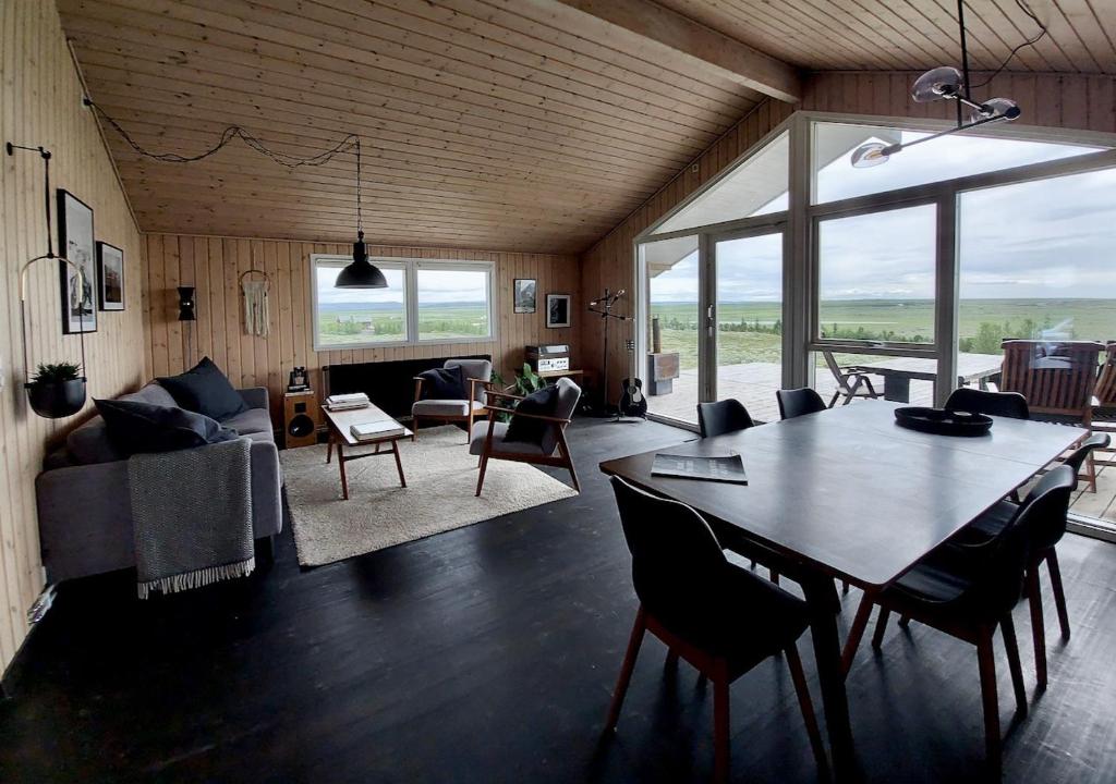 雷克霍特Hilltop Cabin Hekla - Golden Circle - Geysir - Mountain View的客厅配有大桌子和椅子