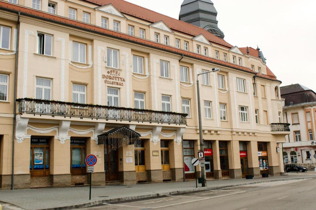 考波什堡Hotel Dorottya的街道上带阳台的大型建筑