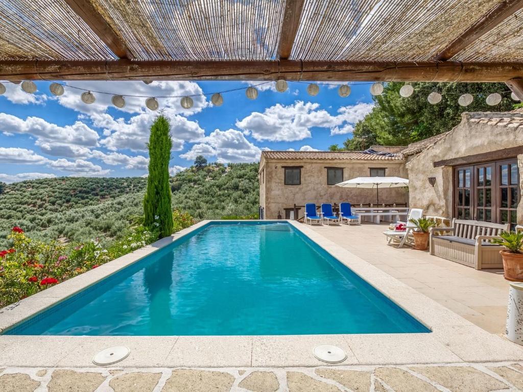 蒙特弗里奥Attractive Villa in Montefrio with Private Pool的别墅后院的游泳池
