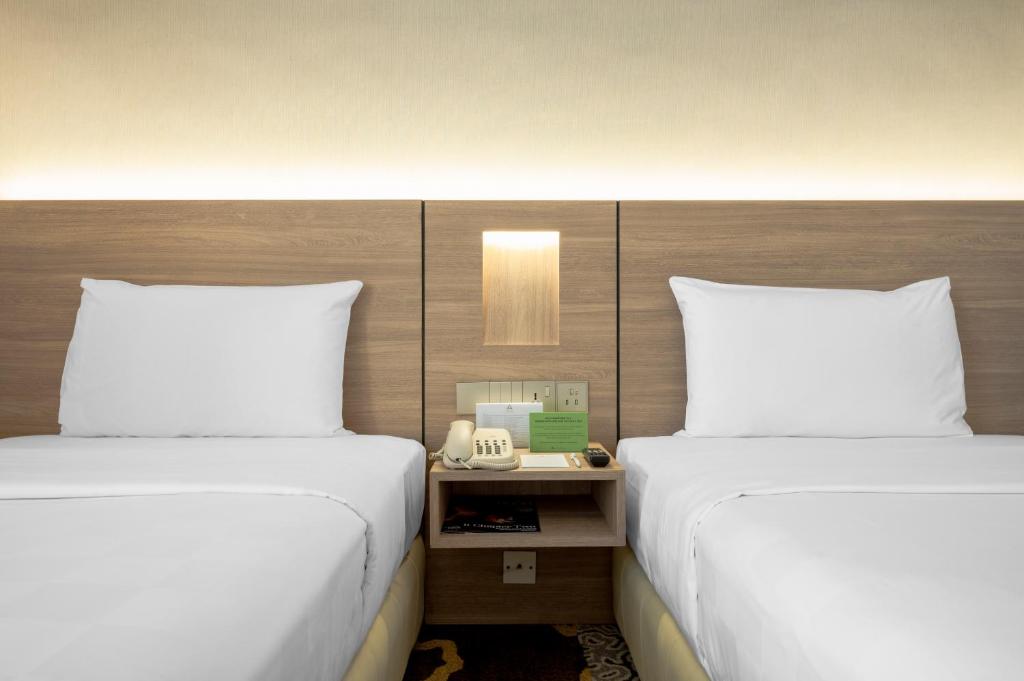 乔治市龙城槟城的酒店客房带两张床和电话