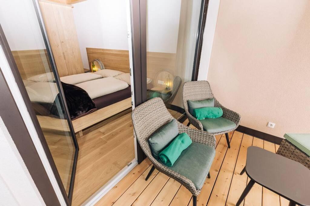 科尔塔恰Baumgartnerhof Sauvigon的小房间,配有一张床和两把椅子
