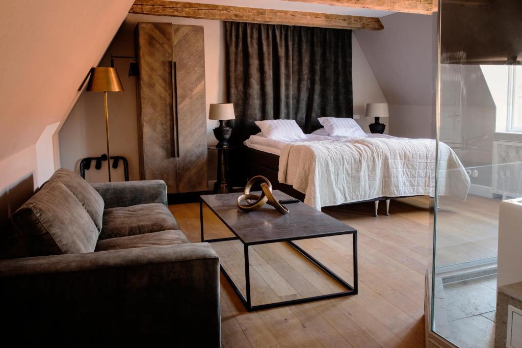 维斯比Hotell Visby Börs的客厅配有床和沙发