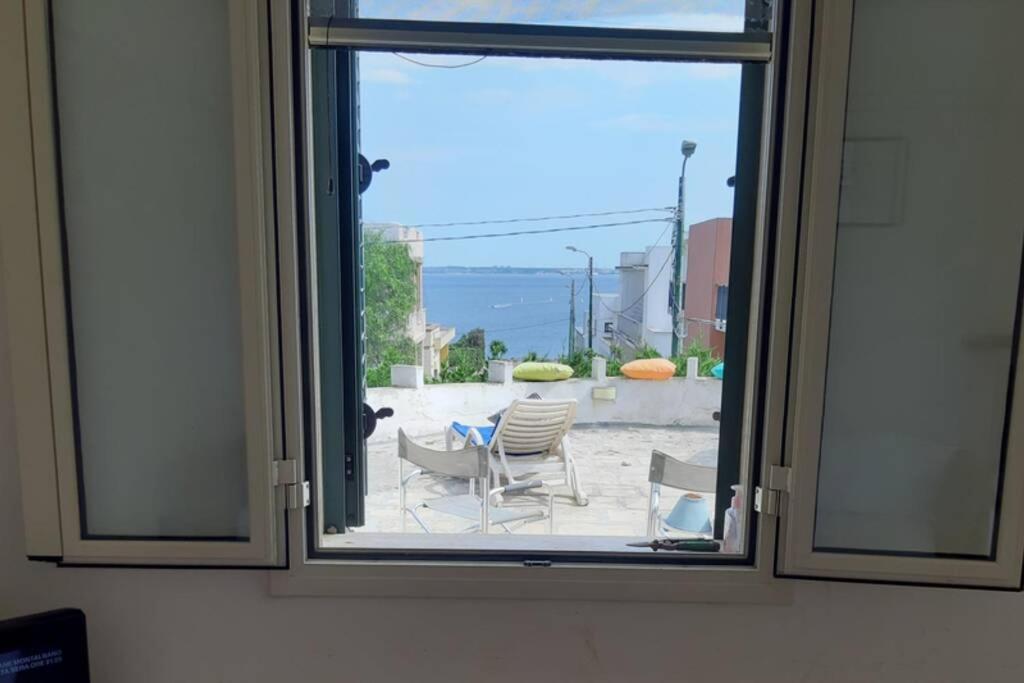 圣卡特琳娜迪纳德appartamento in pineta vista mare的享有桌椅景致的窗户