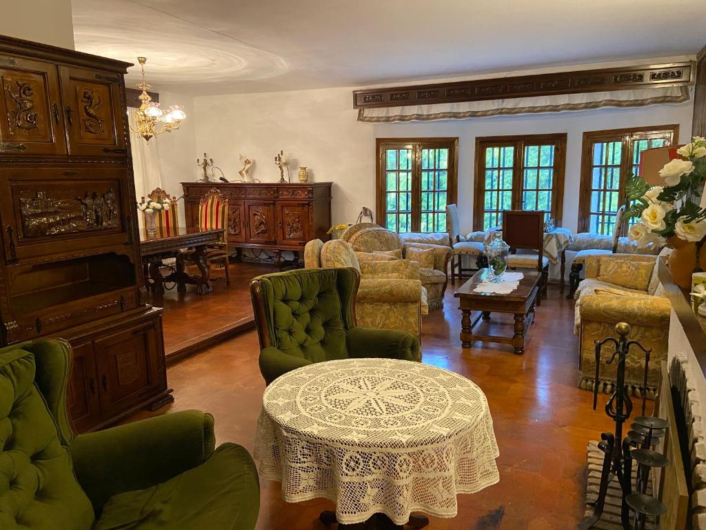 ArgésChalet 300m con 1000m parcela privada a 5min de Puy Du Fou的客厅配有家具和桌子。