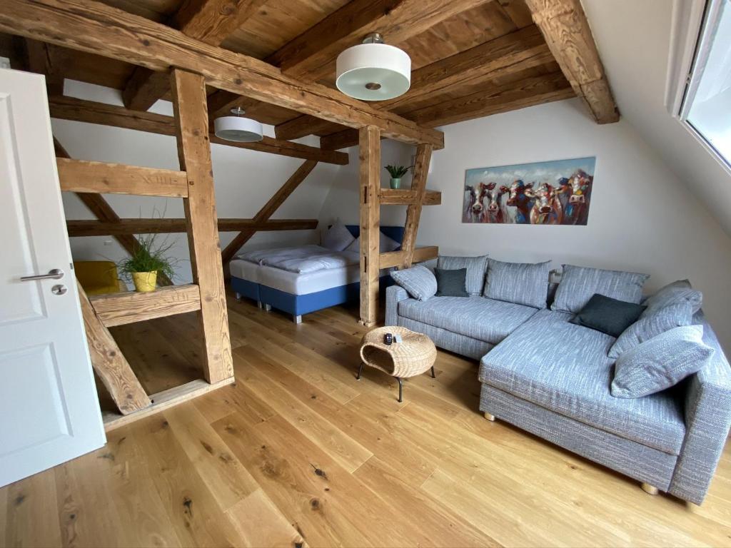 黑尔博尔茨海姆Traumhaft wohnen im Haus Blum的客厅配有沙发和1张床