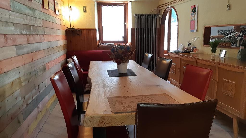 奇萨瓦玛兰科白塔斯坦帕度假屋的一张带椅子的木桌和花瓶