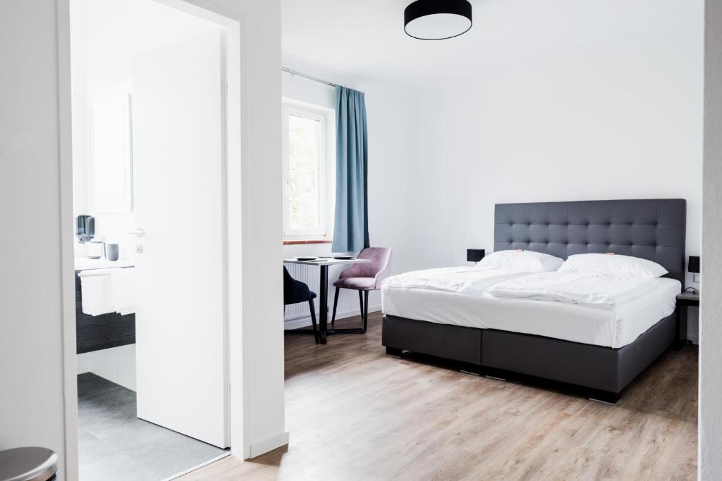 维也纳Müllner Smart Hotel Wien Self Check In的一间卧室配有一张床和一张桌子及椅子