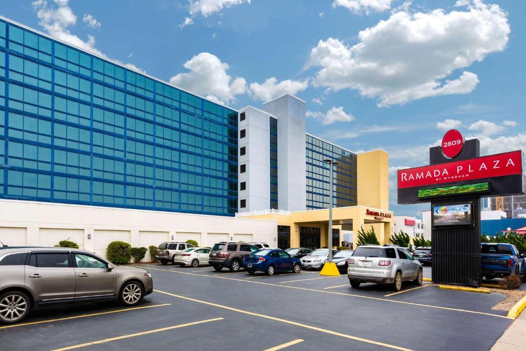 弗吉尼亚海滩Ramada Plaza by Wyndham Virginia Beach Oceanfront的停车场,停车场停在大楼前