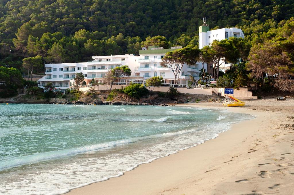卡拉隆加Hotel El Pinar的享有海滩美景,拥有建筑背景