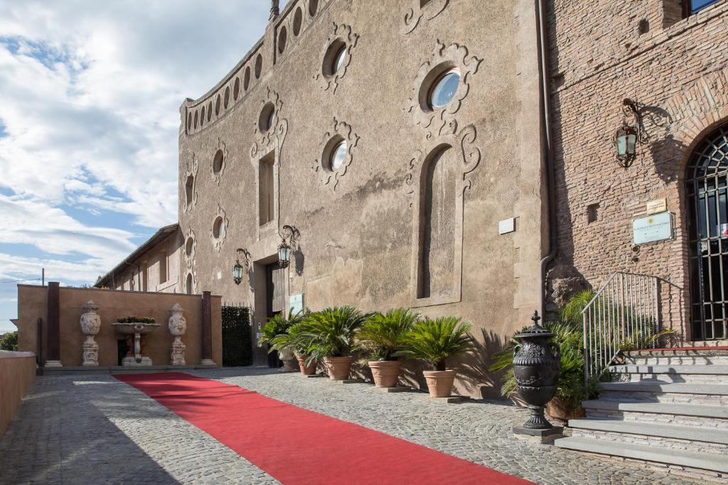 罗马Il Monastero Collection的建筑物一侧的红地毯