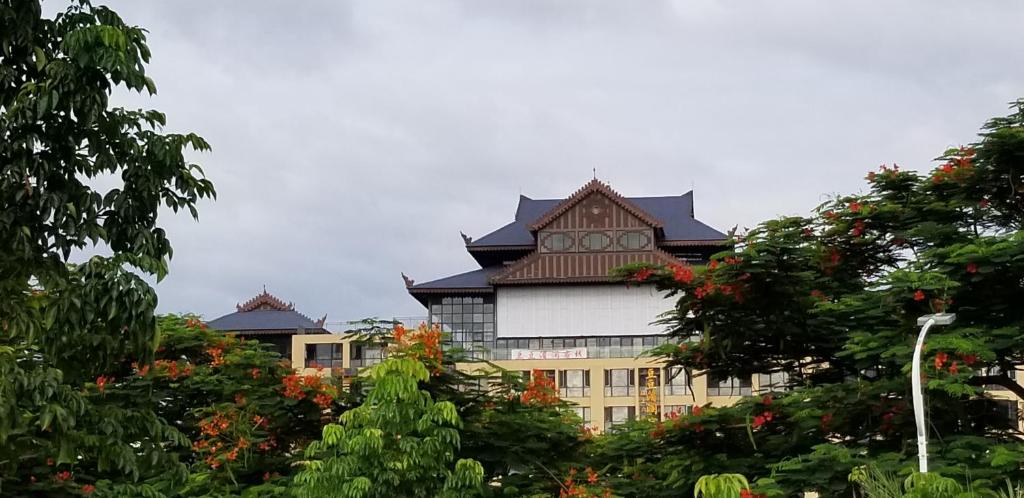 景洪市豆豆湄澜风情客栈的一座建筑的顶部有一个钟楼