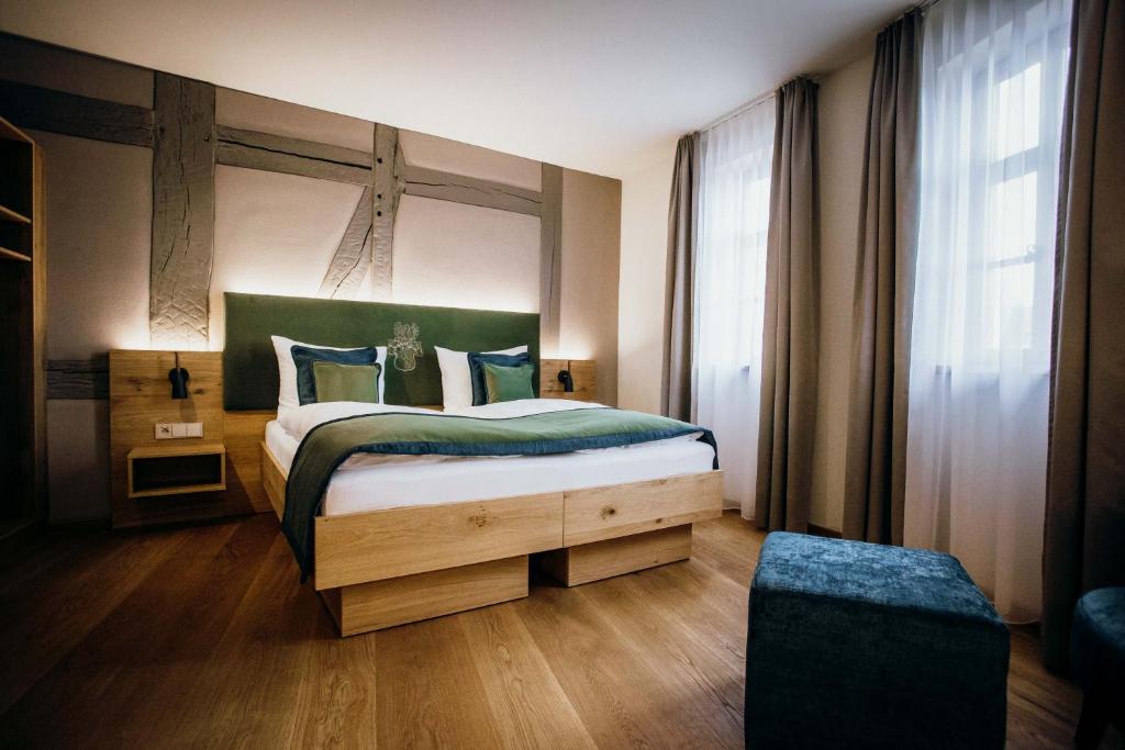 LeinefeldeBurghotel Scharfenstein的一间卧室配有一张带绿色床头板的床