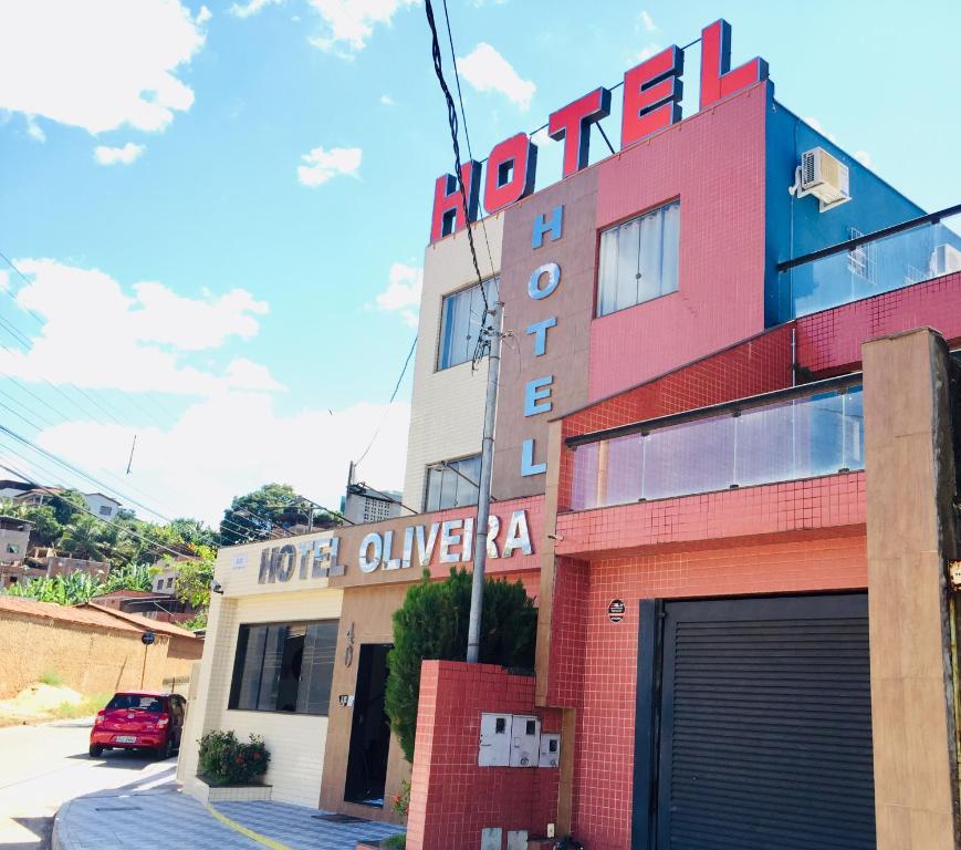 伊帕廷加Hotel Oliveira - By UP Hotel的建筑的侧面有标志