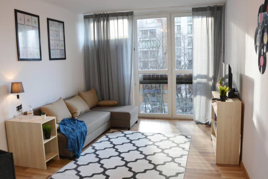 华沙OhMyHome - Park Mirowski Apartment的客厅配有沙发和电视。