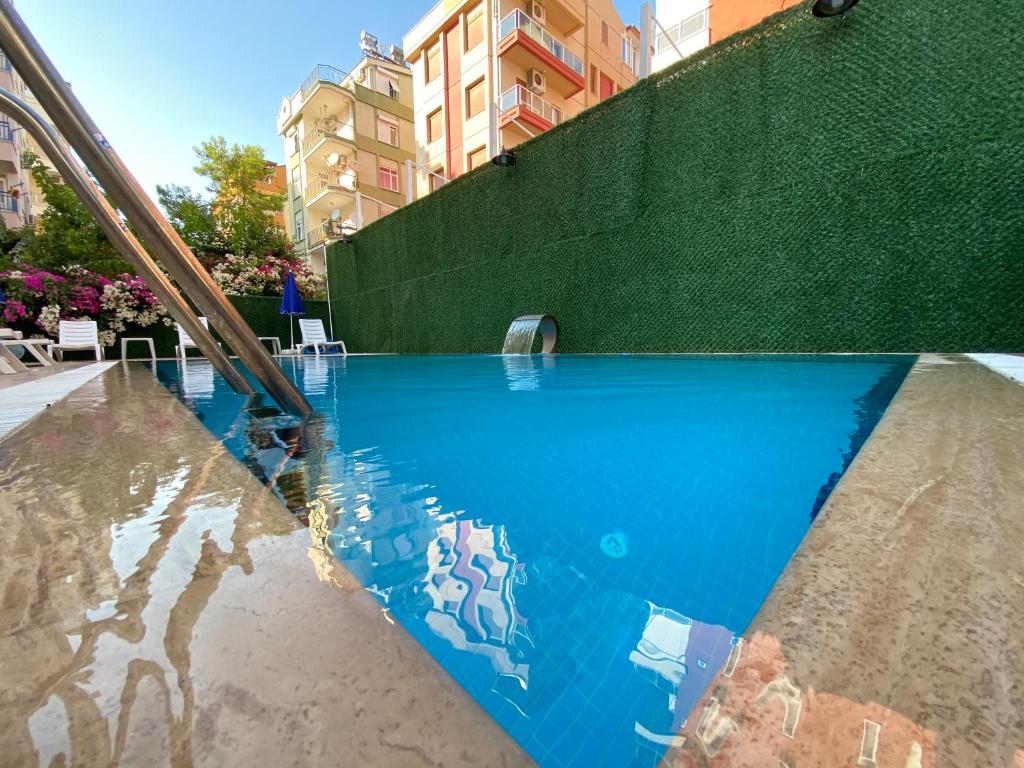 安塔利亚LONDON OTEL的水中反射的游泳池