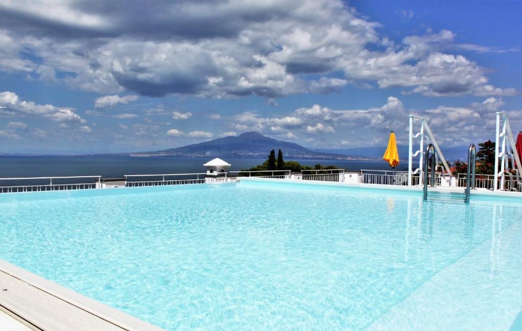 索伦托赫利俄斯精品酒店的大型海景游泳池