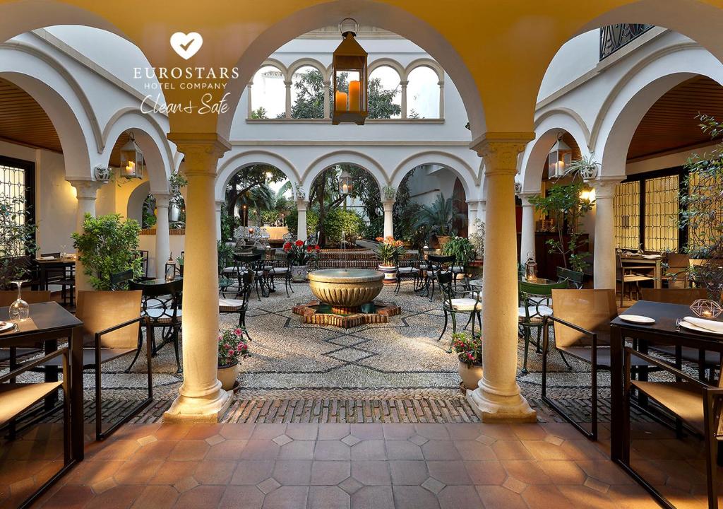 科尔多瓦欧洲之星征服者酒店的一座建筑中间的带喷泉的餐厅