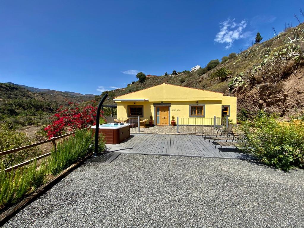 圣布里希达La cara Luna的山丘上带围栏的黄色房子
