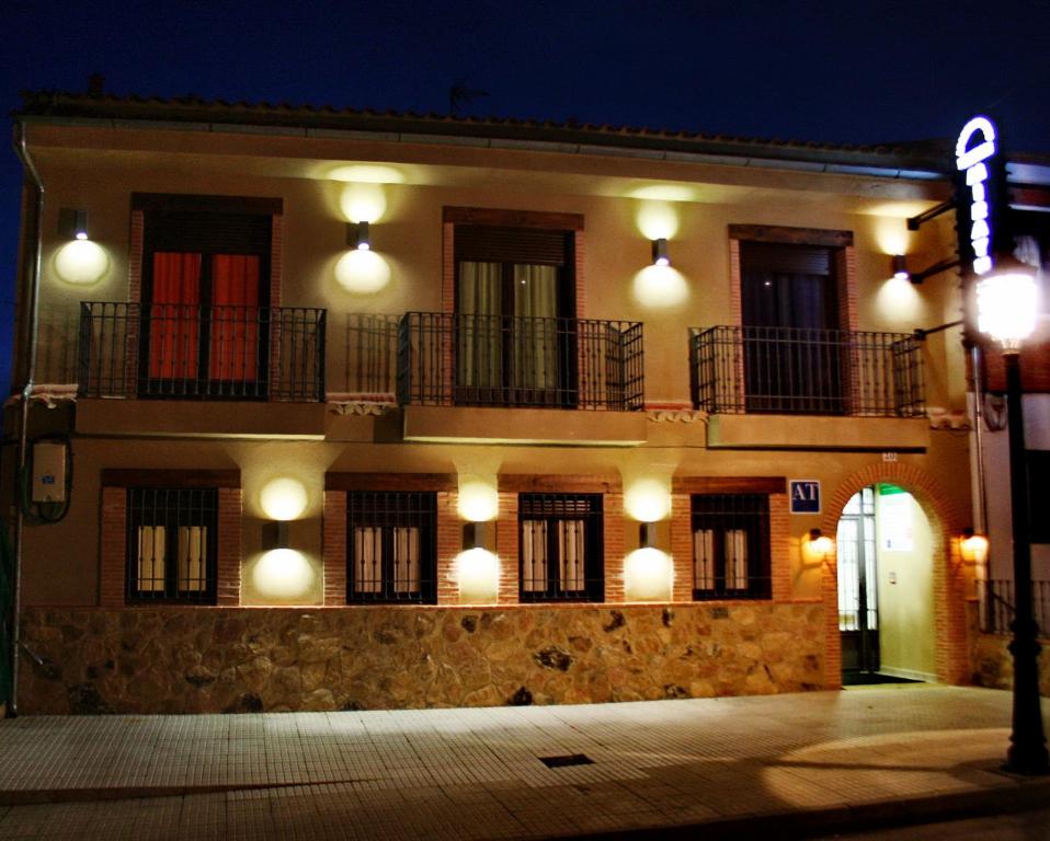 瓜达卢佩米拉于斯特旅游公寓 的一座建筑,晚上有灯