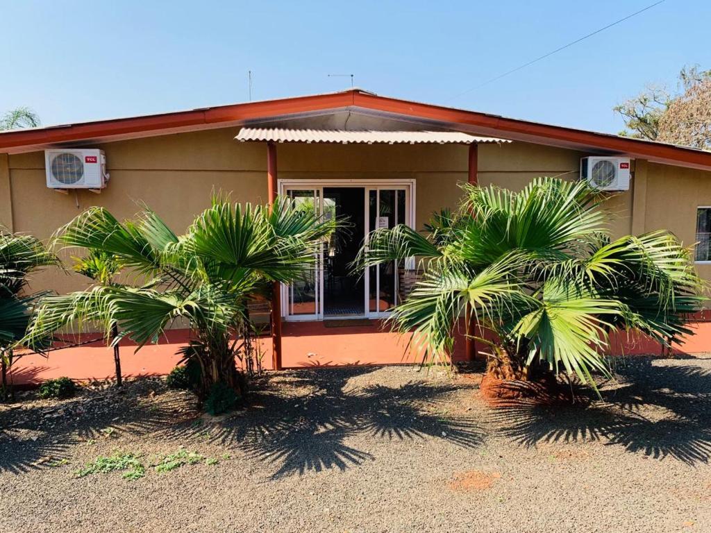 伊瓜苏Repouso do Tchê的前面有棕榈树的房子