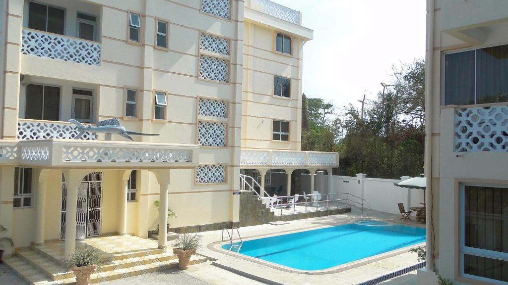 班布里帕维龙度假公寓式酒店的享有带游泳池的大楼的外部景致