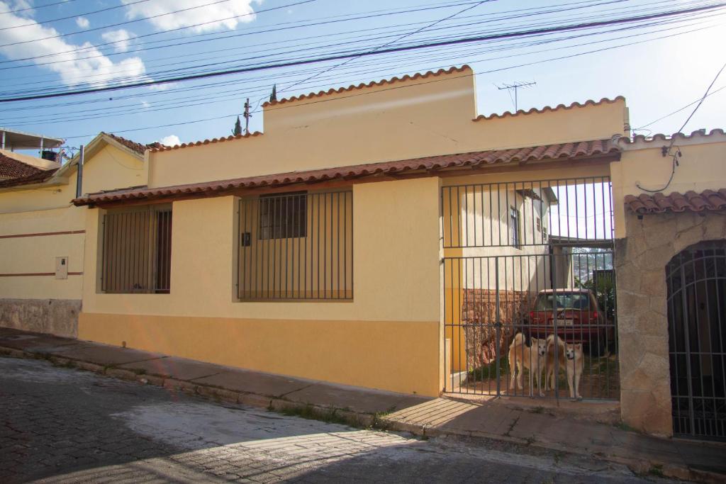 拉夫拉斯Casa do Juá的狗站在房子门口