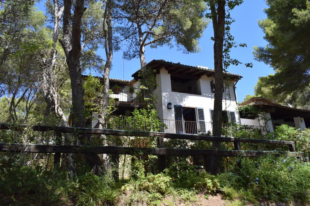 罗达德瓦拉安科拉巴拉酒店的树林中带围栏的房子