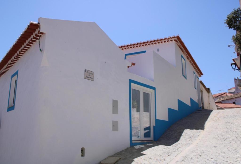 奥德赛克斯Sudoeste Guest House的白色的建筑,旁边有一扇门