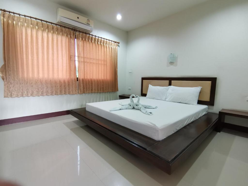 Ban NaiNestvilla Khok-kloi Phang-nga的卧室设有一张白色大床和一扇窗户。