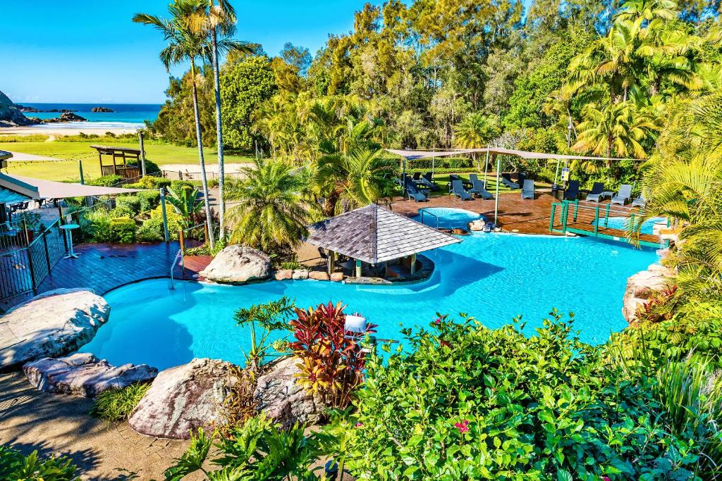 科夫斯港安娜卡海滩休闲度假酒店的享有度假村游泳池的空中景致,游泳池种有树木,享有海景