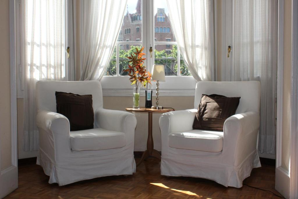 巴塞罗那Ally's Bed&Breakfast,的带窗户的客房内的两把白色椅子