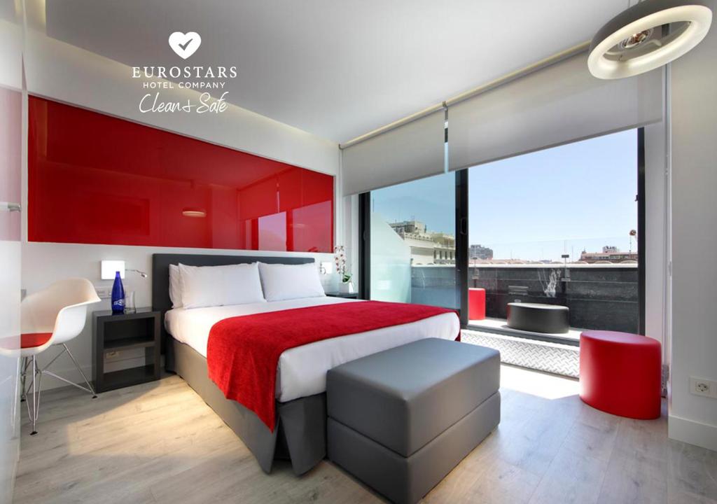 马德里优斯达赛特酒店的酒店客房设有一张床和一个大窗户