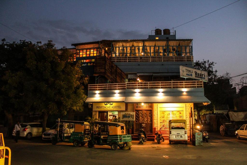 焦特布尔Moustache Jodhpur的一座建筑,在晚上前有商店