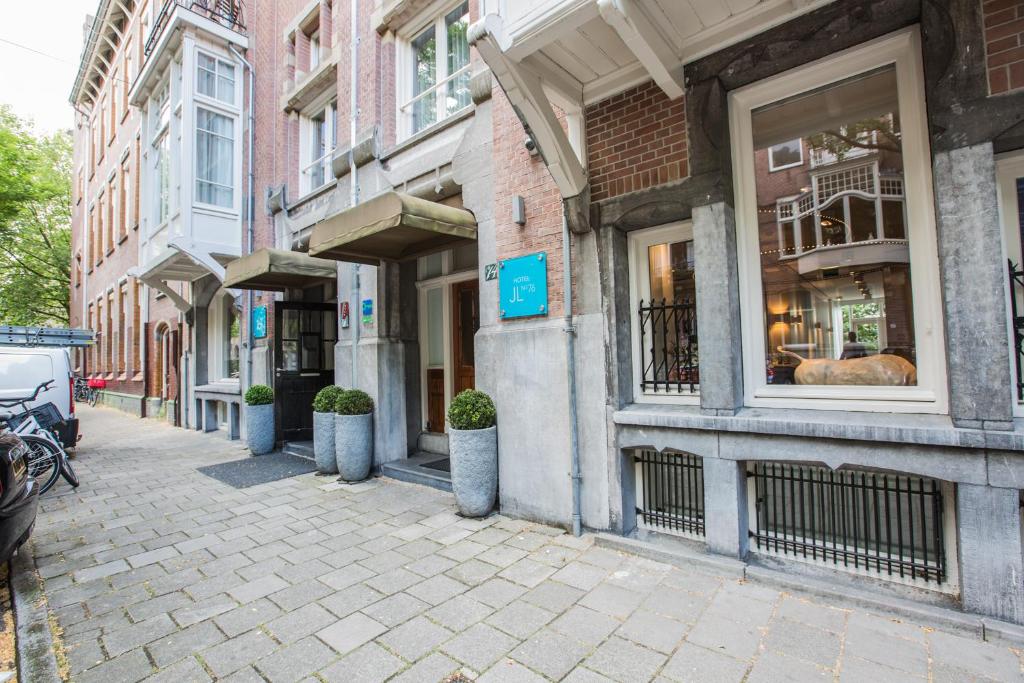 阿姆斯特丹JL76号酒店的一条有建筑的城市街道和一条有商店的路边