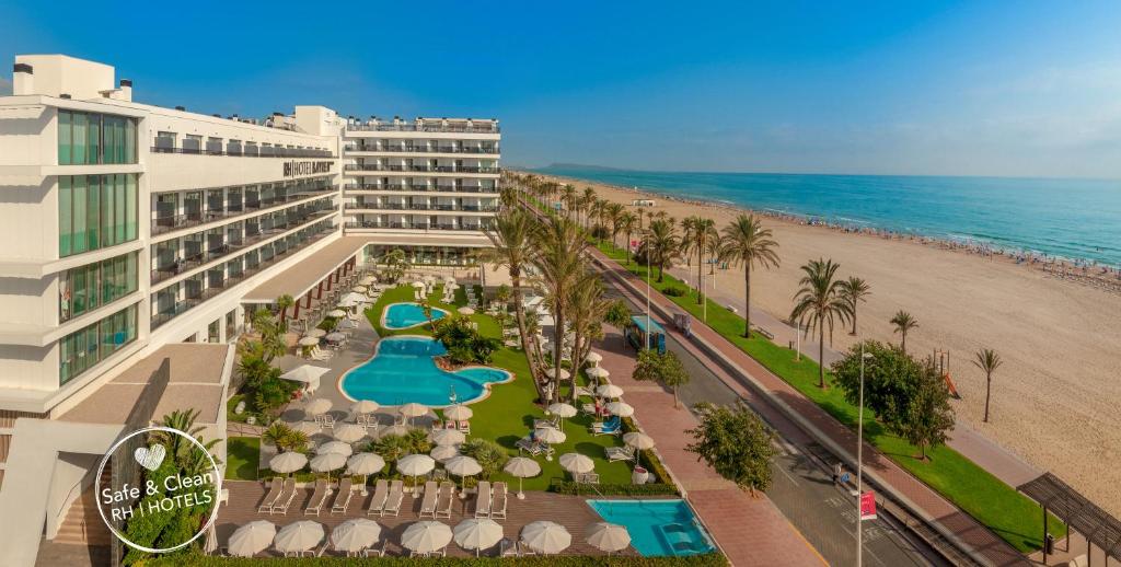 甘迪亚RH Bayren Hotel & Spa 4* Sup的享有酒店和海滩的空中景致