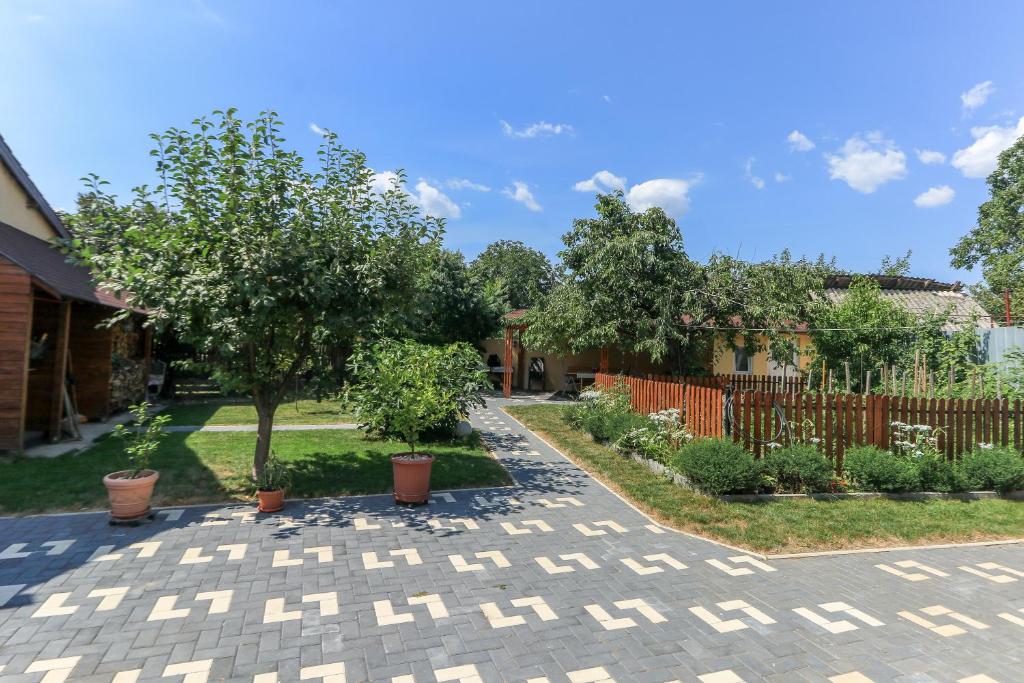 锡比乌NIKAS APARTMENT的一个带树木和围栏的庭院