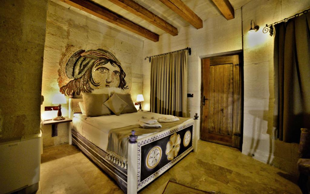 Caftan Cave Suites客房内的一张或多张床位
