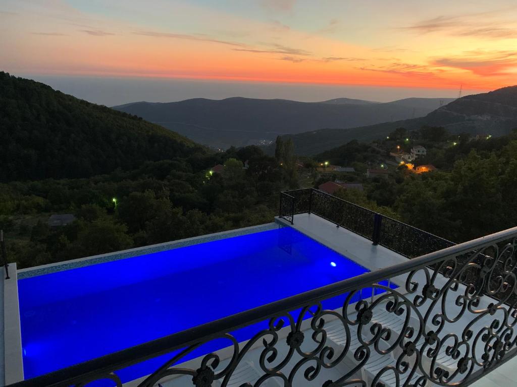 布德瓦Vila Wolf Montenegro的山景阳台上的蓝色游泳池