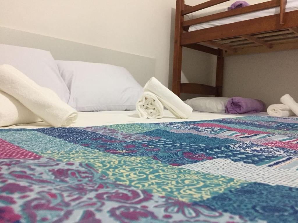阿拉亚尔-杜卡布Pousada Arraial Caribe的一间卧室配有一张色彩缤纷的地毯。
