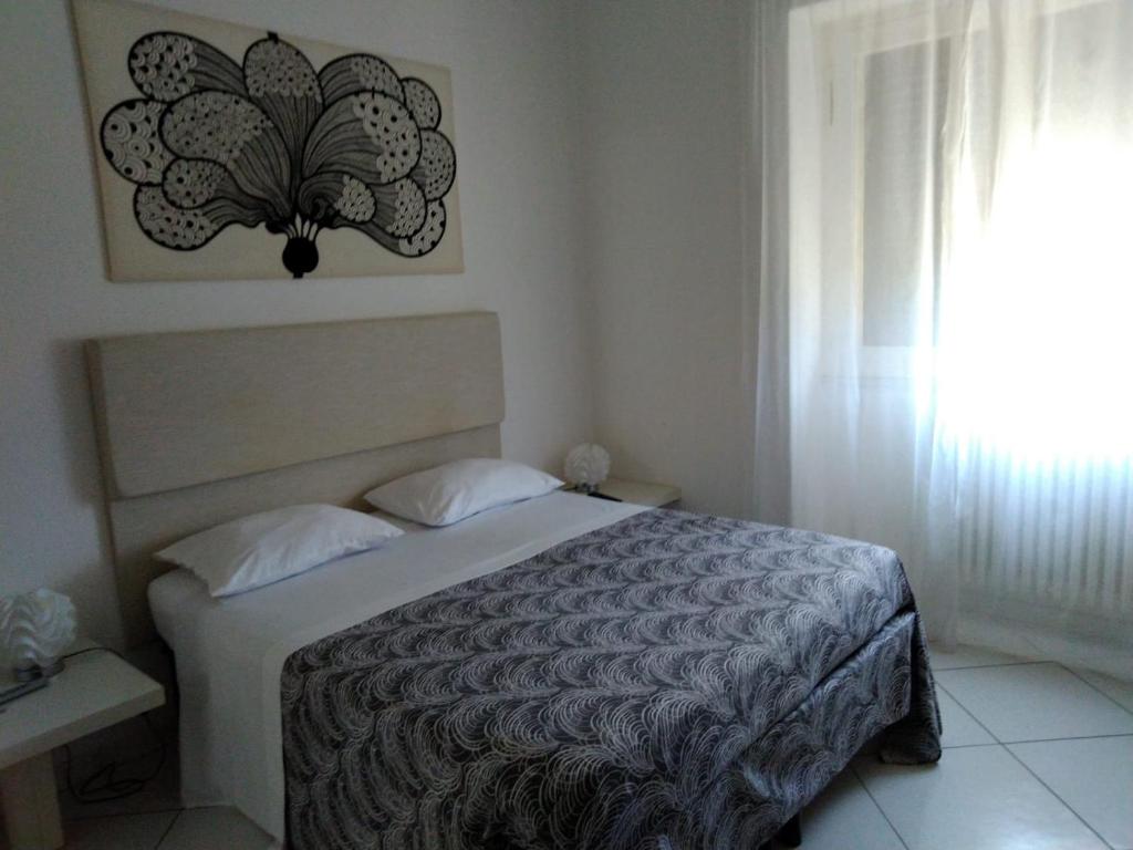 马利耶B&B Salento il VianDante的白色的卧室设有床和窗户