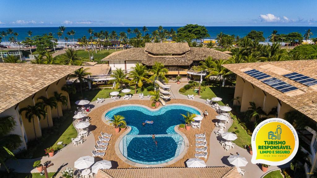 伊列乌斯艾迪亚达普拉亚酒店的享有带游泳池的度假村的空中景致