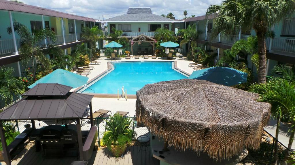 圣徒皮特海滩岛屋度假村汽车旅馆的游泳池顶部景,带遮阳伞