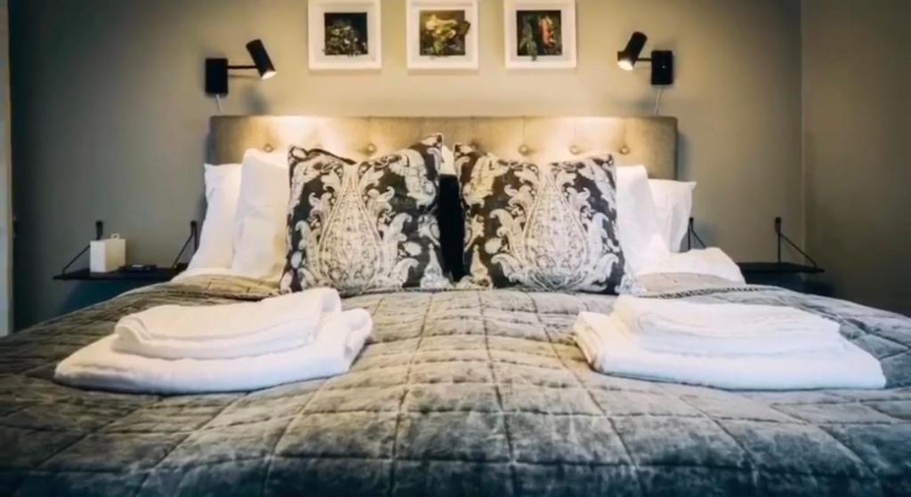 瓦斯泰纳Tummens B & B的一张大床,上面有白色枕头