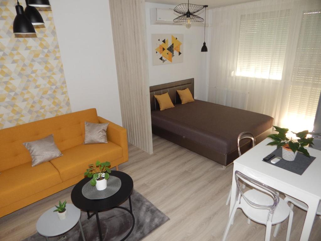 考津茨包尔齐考Pisztácia 2020 Apartman的客厅配有沙发和1张床