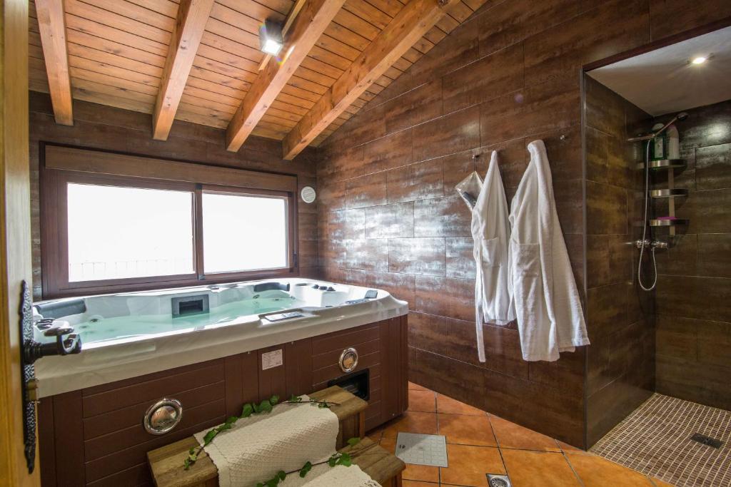 Laroya皮卡西奥乡村旅馆的一间带大浴缸和淋浴的浴室